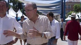 El alcalde de Málaga, Francisco de la Torre, en manga de camisa en una foto de archivo.
