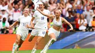 Chloe Kelly celebra, junto a Jill Scott y Lauren Hemp, el gol contra Alemania en la final de la Eurocopa.