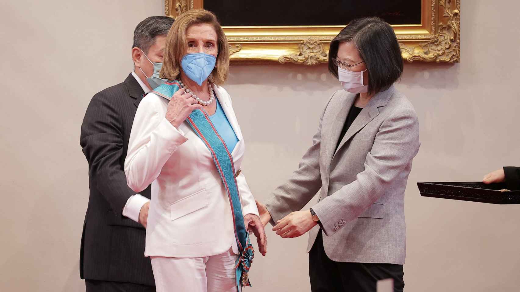 Tsai Ing-wen condecora a  Nancy Pelosi por su apoyo a Taiwán.
