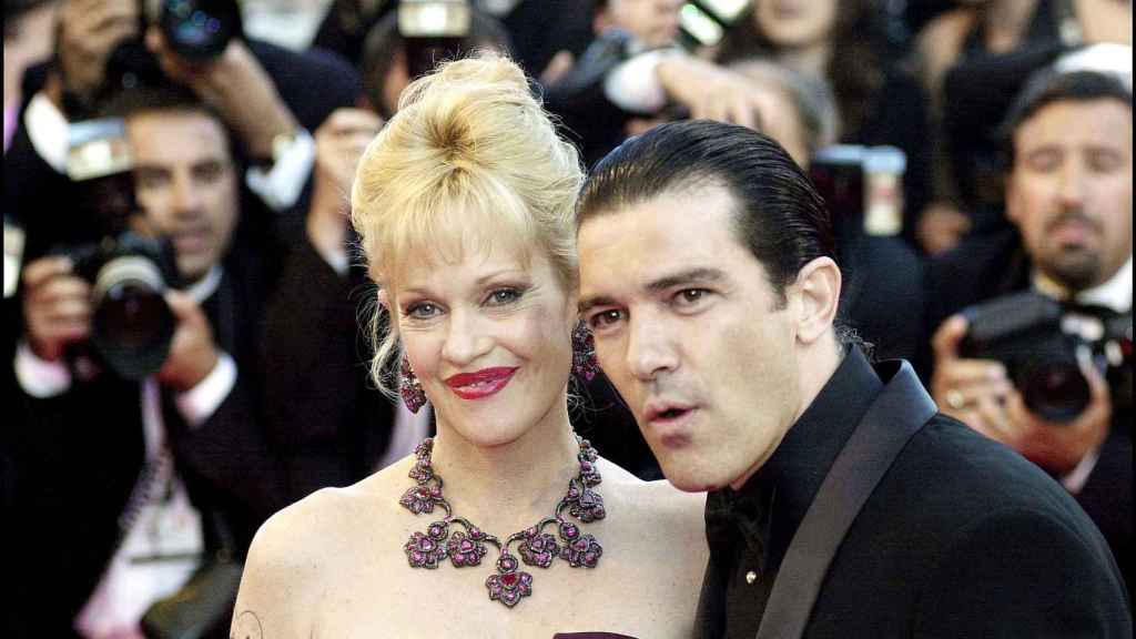 The actress with Antonio Banderas at a public event in May 2001.