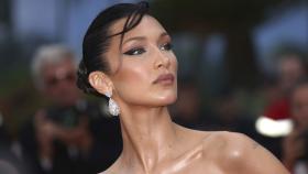 Bella Hadid aplica los polvos de sol con maestría.