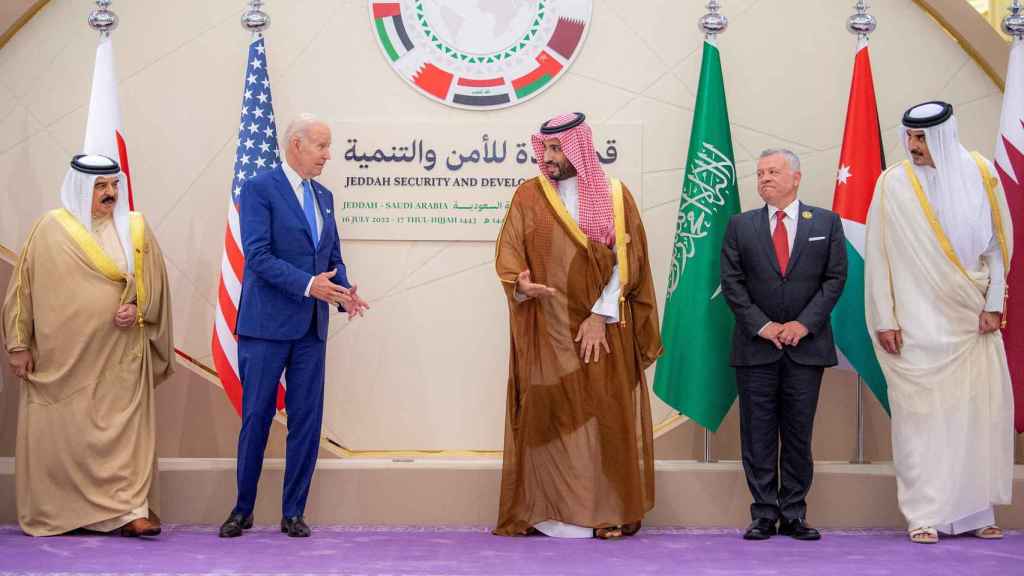 Joe Biden junto al príncipe saudí Mohamed bin Salmán, durante su visita a Arabia Saudí.