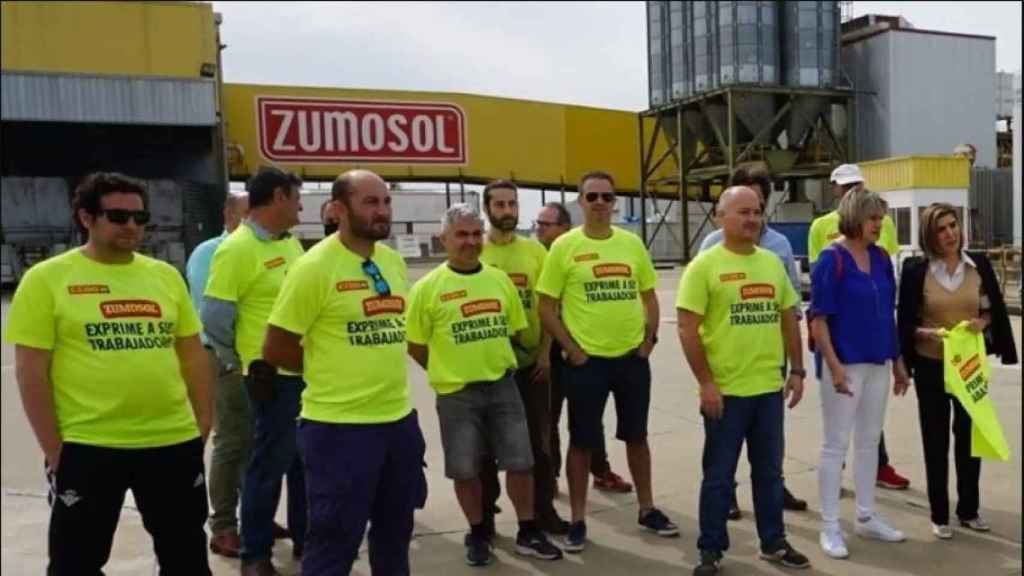 Los trabajadores ante la fábrica de Zumosol de Palma del Río.