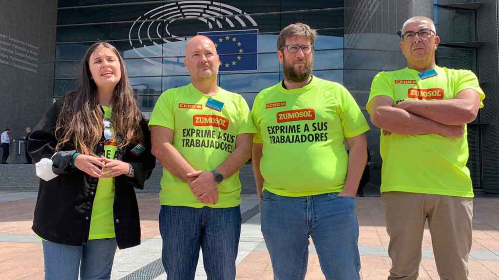 Los trabajadores en el Parlamento europeo junto al eurodiputado de podemos Miguel Urbán.