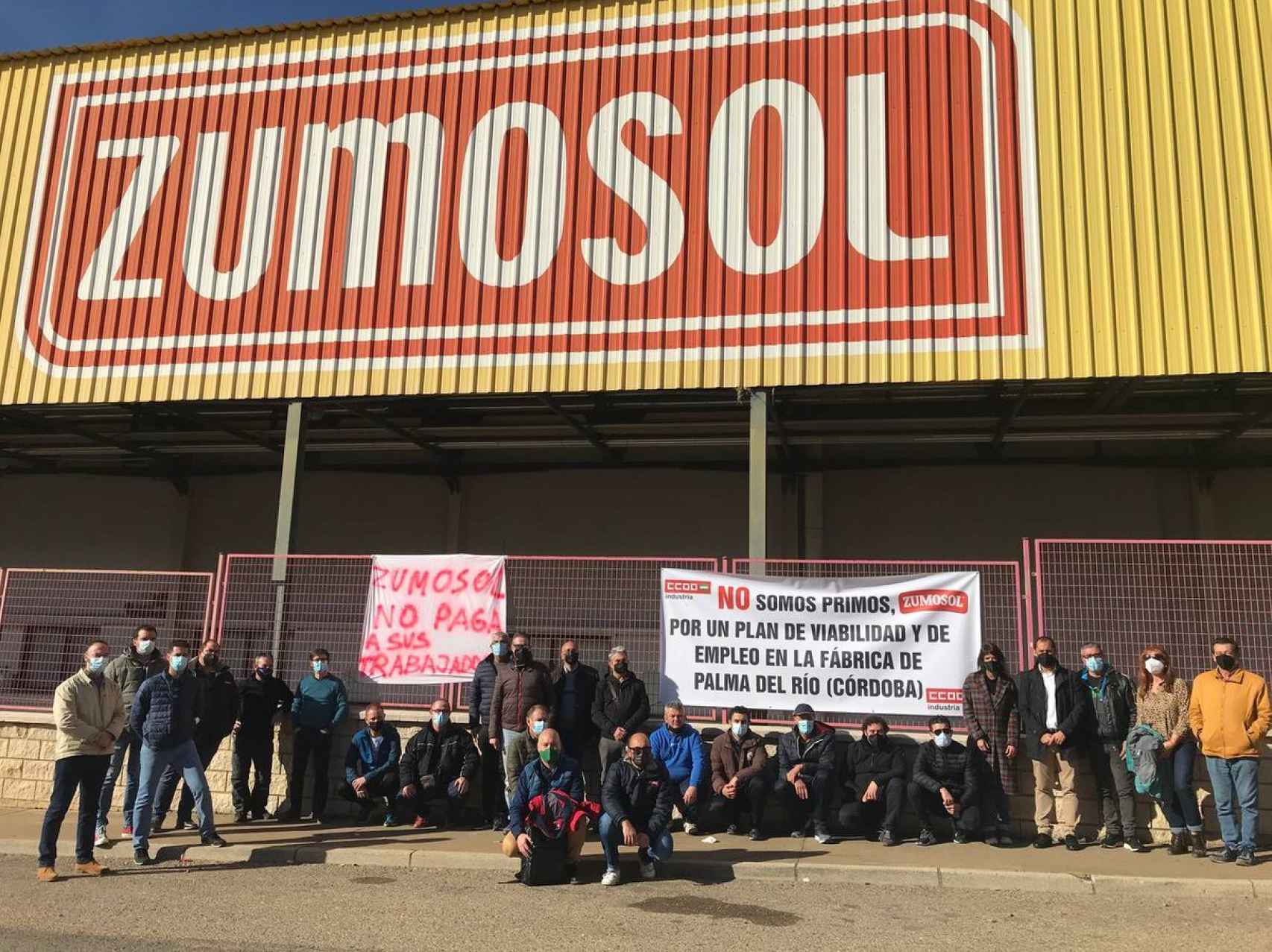 Los trabajadores protestan ante la fábrica.