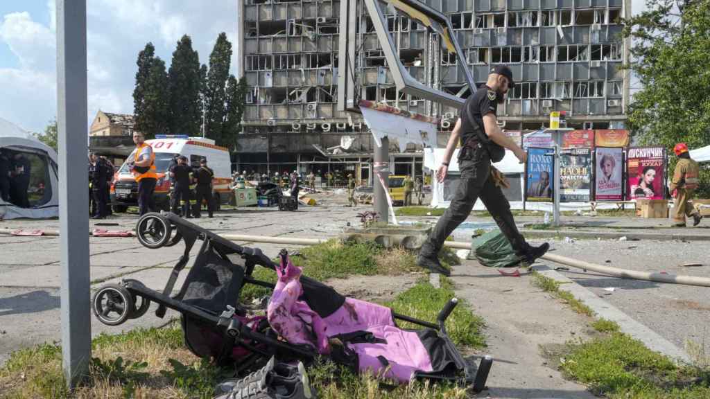 Un carrito de un bebé en el suelo tras un bombardeo de Rusia,