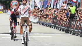 El francés Bastien Tronchon cruza la línea de meta para lograr la victoria en la tercera etapa de la Vuelta a Burgos.