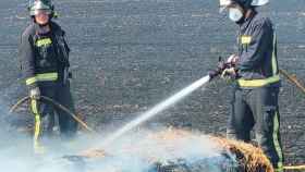 Los bomberos de León intervienen en un incendio en cultivos de Villamol