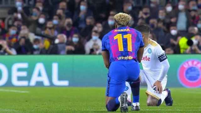 Adama Traoré, con la rodilla sobre el césped antes del Barça - Napoles de la Europa League 2021/22