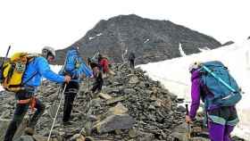 Un grupo de montañeros asciende por el corredor Goûter, la vía habitual del Mont Blanc