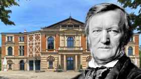 Richard Wagner. Al fondo, el teatro que construyó en Bayreuth para representar sus óperas