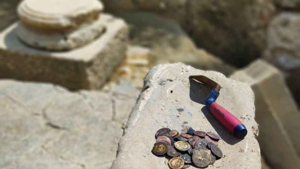 Imagen de un puñado de monedas recuperadas en el santuario de San Casciano / Foto: Jacopo Tabolli
