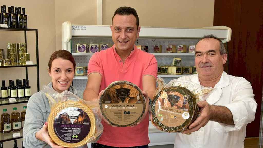 Los responsables de Quesos Artesanos Villarejo con los quesos premiados en Londres.