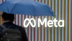 Logo de Meta, la empresa matriz de Facebook, en las instalaciones donde se celebra el Foro de Davos.