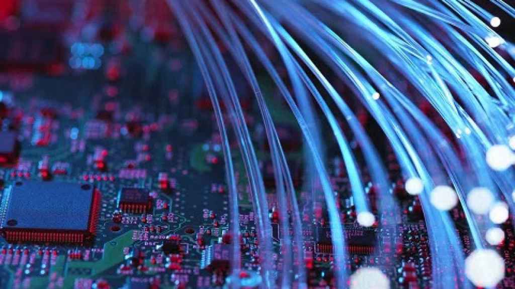 Imagen de cables de fibra óptica sobre una placa.