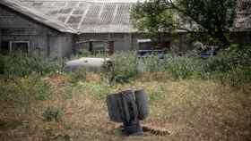 Restos de un misil a unos metros de una granja en el pueblo de Mayaky, a las afueras de Sloviansk, en Ucrania.