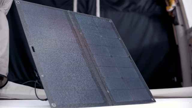 Decathlon vende este panel solar plegable para llevar a cargar tu móvil en plena naturaleza