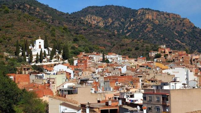 Vista de la localidad castellonense de Alfondiguilla, donde ha aparecido el cadáver. EE