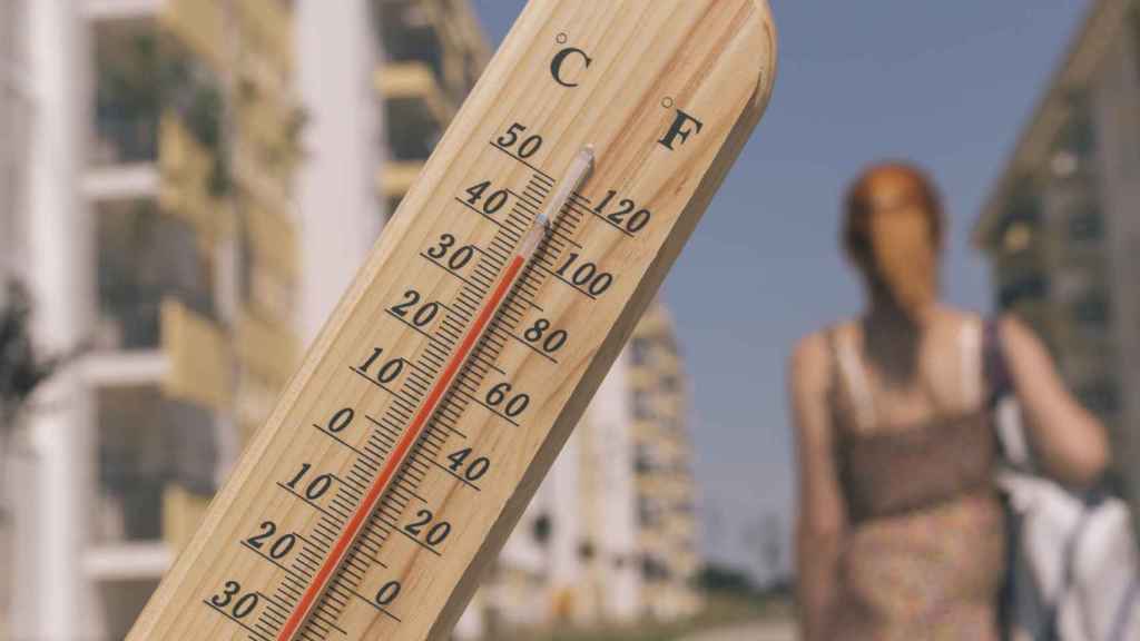 Termómetro marcando altas temperaturas en verano.