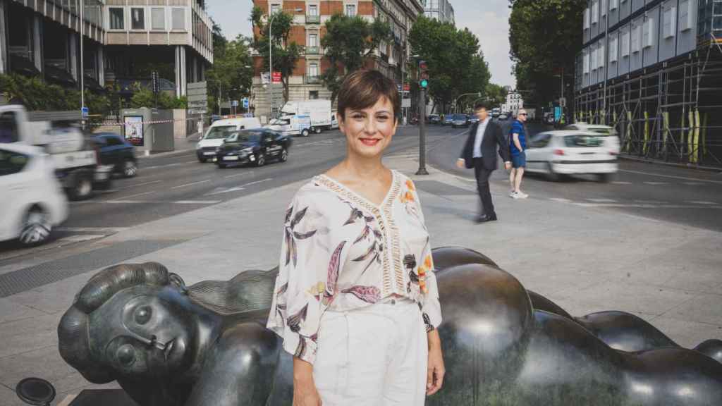 La ministra portavoz, ante una escultura de Botero en Madrid, esta semana.