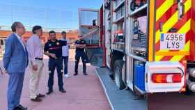 El alcalde de Salamanca, Carlos García Carbayo, presenta un nuevo camión automba