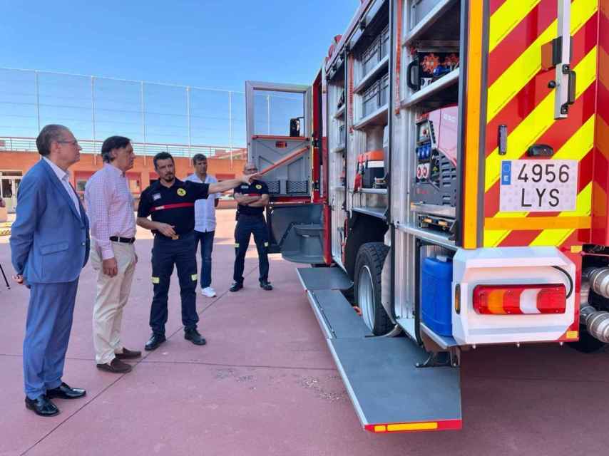 El alcalde de Salamanca, Carlos García Carbayo, presenta un nuevo camión automba