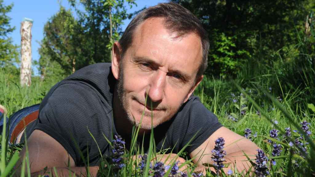 Dave Goulson en un campo con flores.