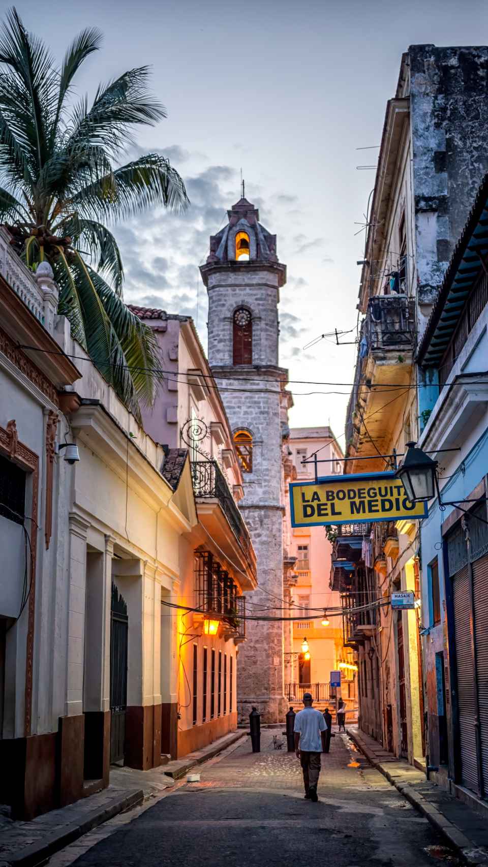 Calle de La Habana Vieja en la que se encuentra el conocido bar La Bodeguita Del Medio.
