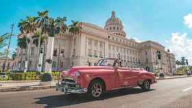 Un coche clásico de los años 50 frente al capitolio de La Habana, Cuba.