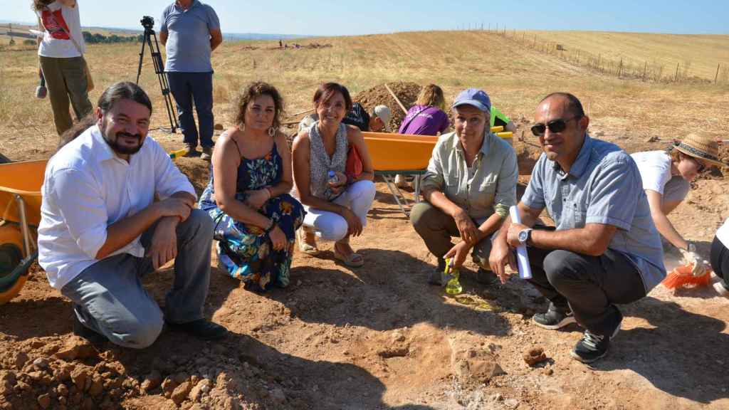 Varios representantes políticos y de la excavación en el yacimiento.