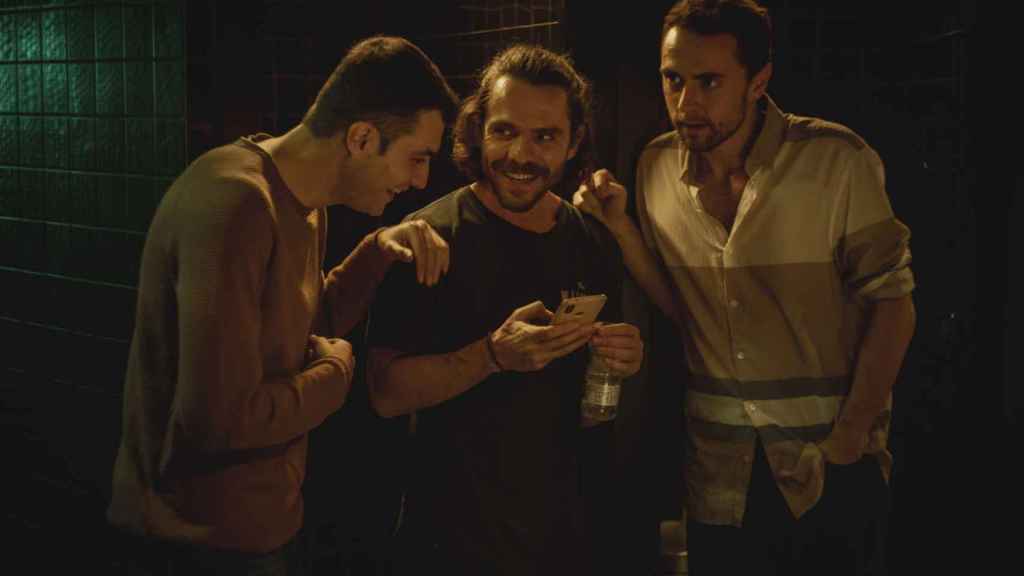 Fotograma de 'Suelta' en el que se ve a tres hombres en un bar.