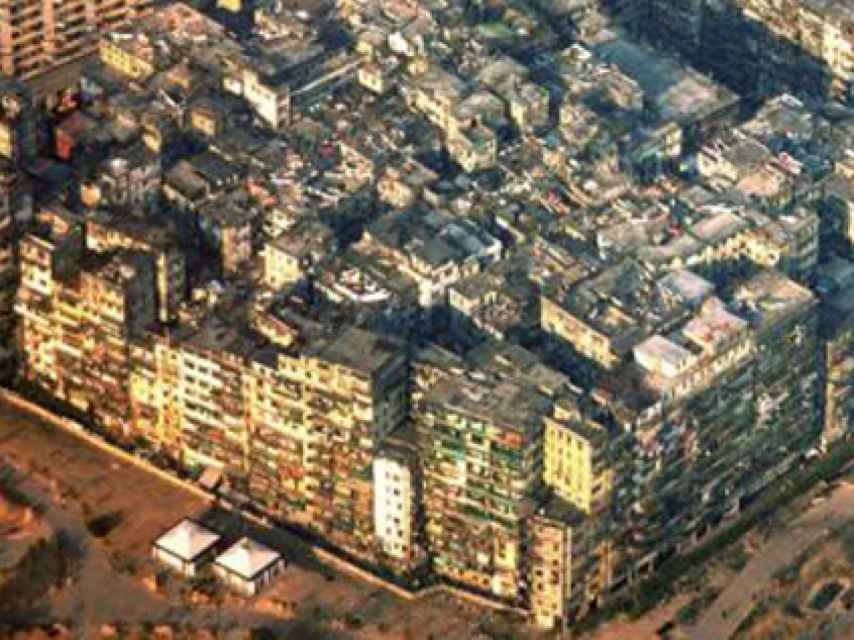 La desaparecida ciudad amurallada de Kowloon en Hong Kong, el lugar más densamente poblado del planeta hasta su demolición.
