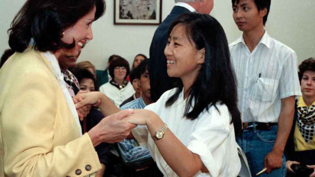 Nancy Pelosi en 1990 recibiendo en el Capitolio a Chai Ling, líder del movimiento prodemocrático de 1989 en China.