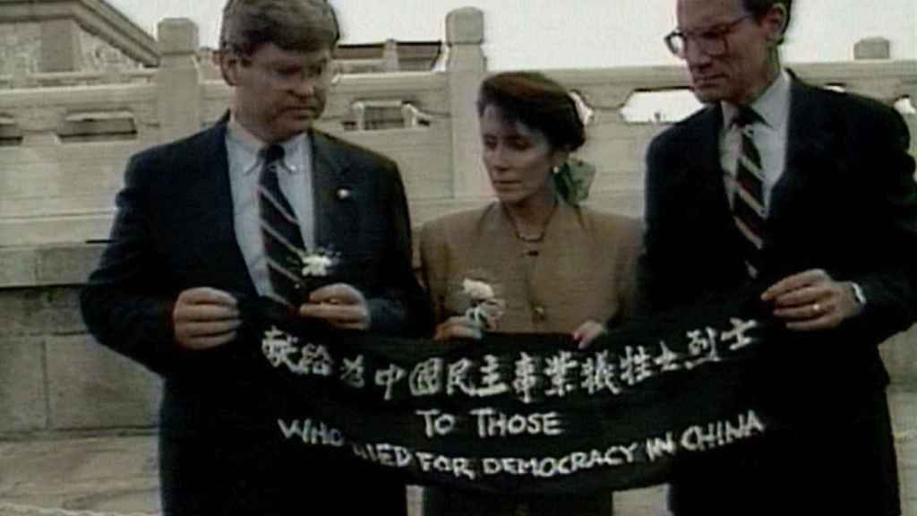 Nancy Pelosi junto a congresista demócrata Ben Jones (izquierda) y el republicano John Miller (derecha) en la Plaza de Tiananmen en septiembre de 1991.