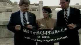 Nancy Pelosi junto a congresista demócrata Ben Jones (izquierda) y el republicano John Miller (derecha) en la Plaza de Tiananmen en septiembre de 1991.