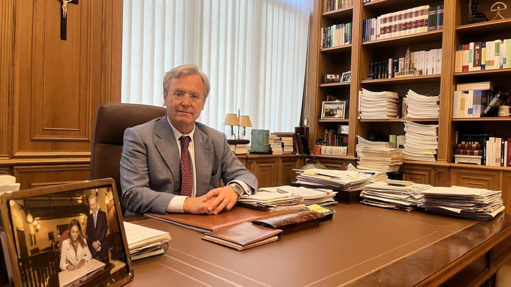 El notario Carlos Toledo en su despacho con la foto de su hija Carmen cuando tomó posesión.