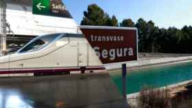AVE Madrid-Alicante y canal del trasvase Tajo-Segura.