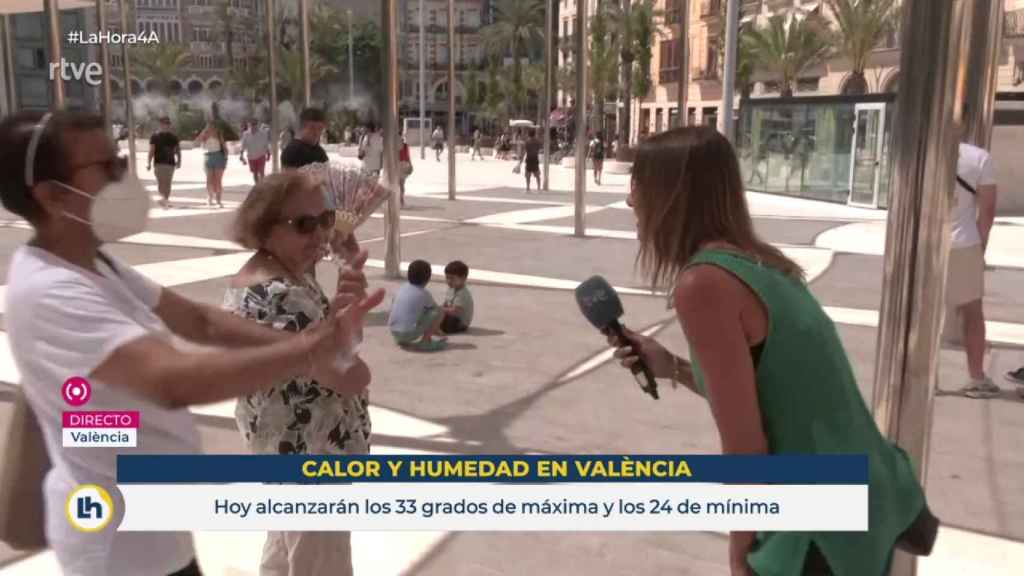 La reportera intentó sin éxito que le hablaran sobre el calor en Valencia.