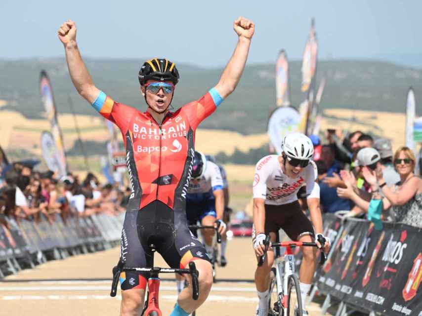 Matevz Govekar cruza la meta de la cuarta etapa de la Vuelta a Burgos, este viernes.