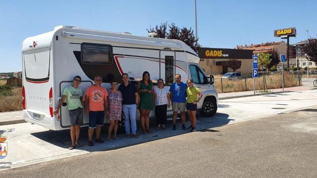 Una de las autocaravanas estacionadas en el nuevo parking de Benavente.