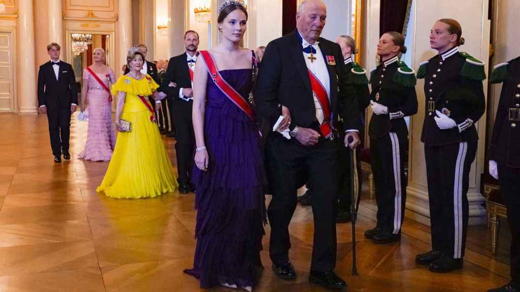 El rey Harald de Noruega junto a su nieta Ingrid Alexandra en la celebración de su 18 cumpleaños.