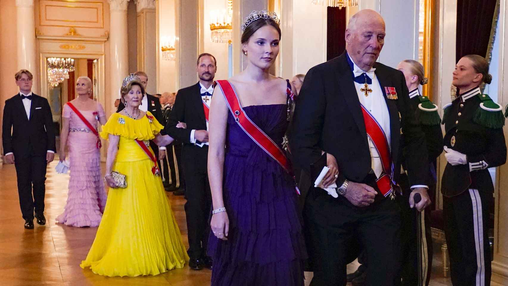 El rey Harald de Noruega junto a su nieta Ingrid Alexandra en la celebración de su 18 cumpleaños.