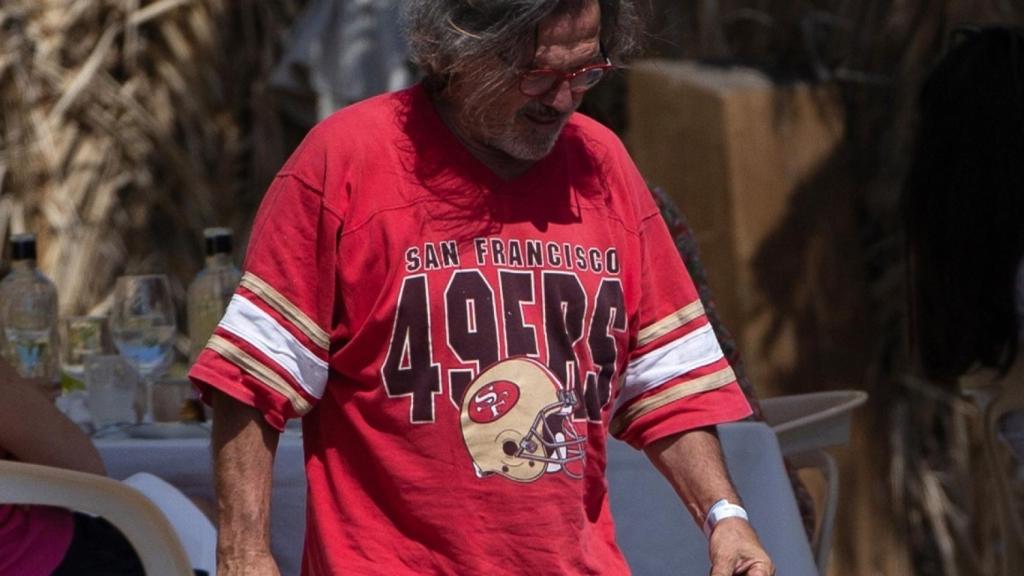 Pepe Navarro durante sus vacaciones en Ibiza portando la pulsera de hospital.