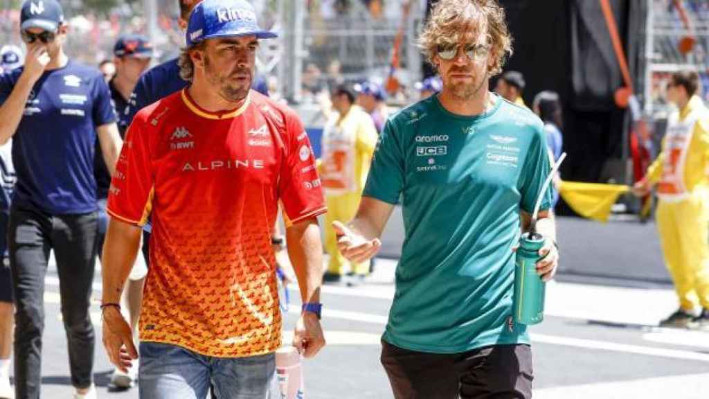Fernando Alonso y Sebastian Vettel, en el paddock