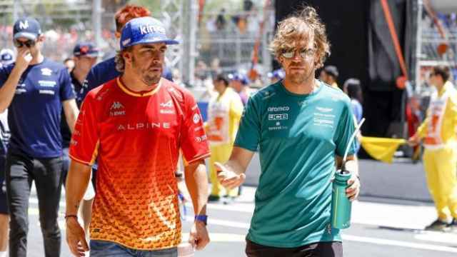 Fernando Alonso y Sebastian Vettel, en el paddock