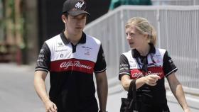 Guanyu Zhou, en el paddock durante el GP de Azerbaiyán