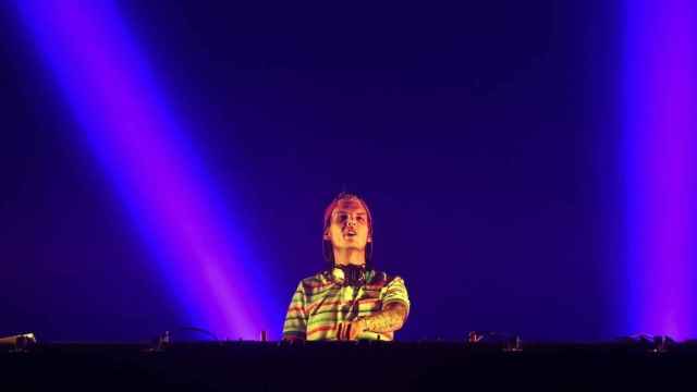 El DJ Avicii durante una sesión de música electrónica.