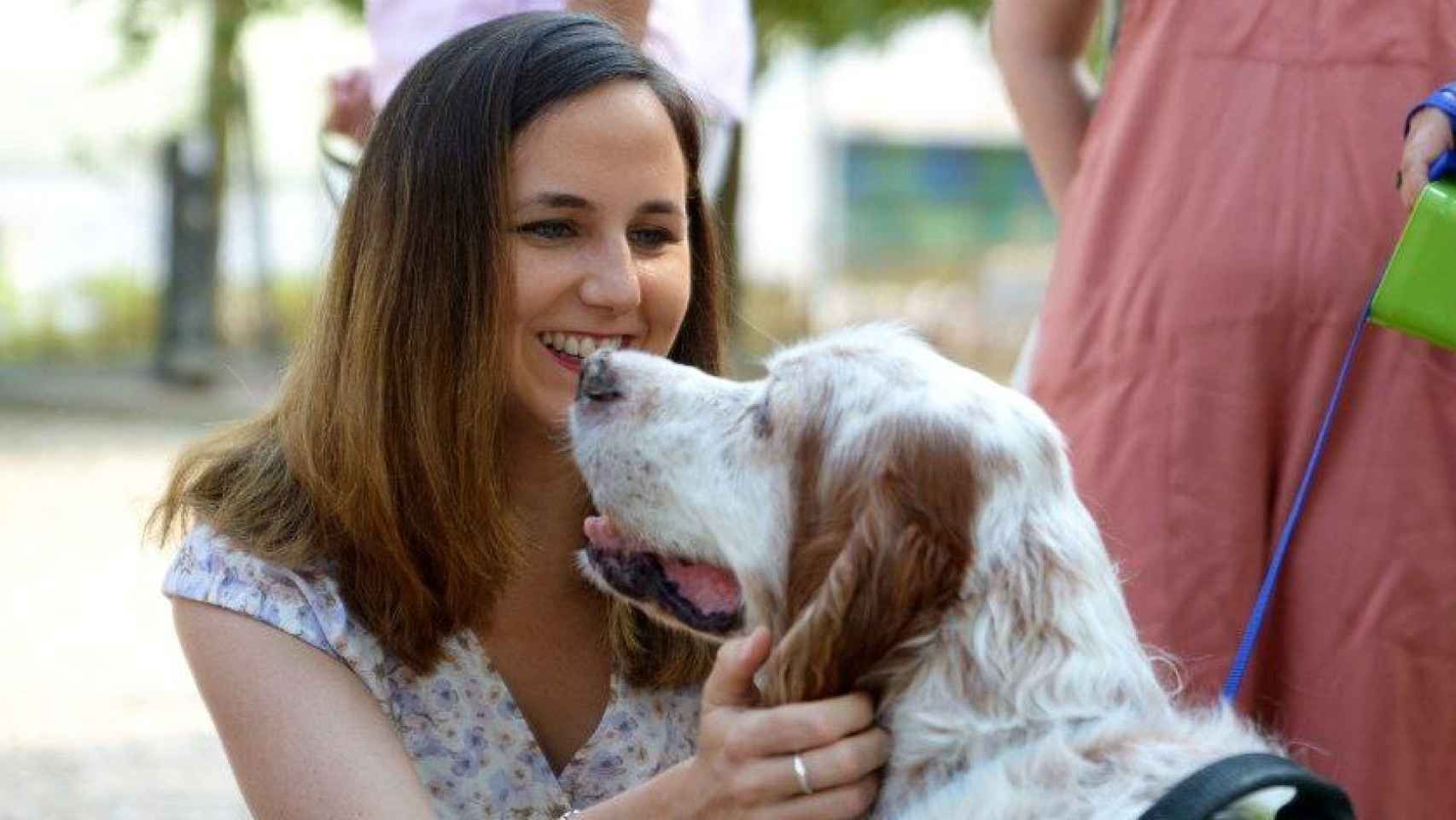 Ione Belarra, ministra de Derechos Sociales y Agenda 2030, posa junto a un perro. EE