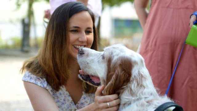 Ione Belarra, ministra de Asuntos Sociales y Agenda 2030, posa junto a un perro. EE