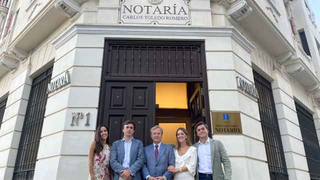 El notario Carlos Toledo posa en la puerta de su notaría con sus hijos Carmen, Carlos y Rafael y la novia de éste, Cristina.